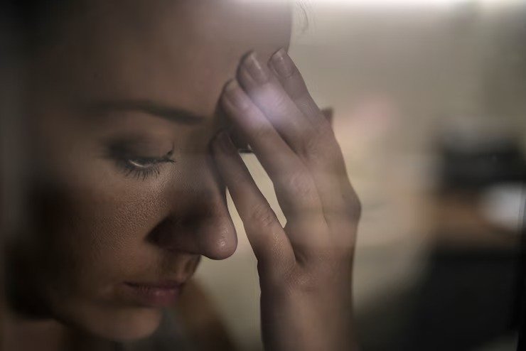 imgi_29_mano-chica-melancolica-triste-ventana_1391-802